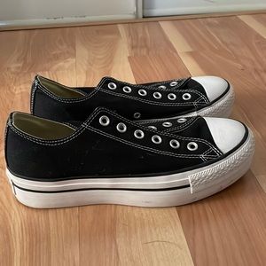 Low top platform black converse size 8